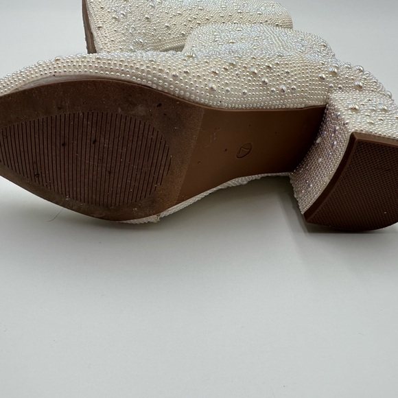 Women’s Pearl Bridal Booties Sz 7 - Picture 6 of 9
